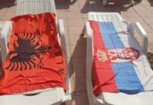 Да ли би ово било могуће у Албанији: Албанска застава на базену у Београду