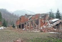 Фотографије карауле: ПРИШТИНСКЕ ВЛАСТИ РУШЕ КОШАРЕ? ДВАДЕСЕТ ГОДИНА КАСНИЈЕ