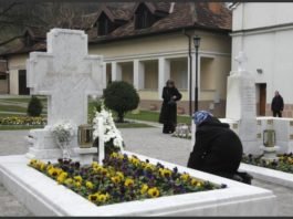 ЧУДО НА ГРОБУ ПАТРИЈАРХА ПАВЛА У РАКОВИЦИ: Дечак од кога су лекари дигли руке излечен од тешке болести Rakovica manastir