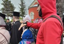 Фотографија која враћа веру у људе! ШТИТИ ОД КИШЕ БАКУ ИЗ ПРИЗРЕНА: Овај младић је наша нада и знак!