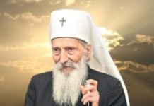 „ДОК САМ ДРЖАО ПОМЕН, НА ШТАПУ МИ СЕ УКАЗАЛА СВЕТЛОСТ!“ Са гроба ПАТРИЈАРХА ПАВЛА човек открио ЧУДО!