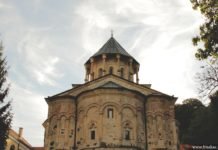 ТУРЦИ И ПАРТИЗАНИ ГА ПАЛИЛИ ДО ТЕМЕЉА, АЛИ СЕ ОН ПОНОВО УЗДИЗАО: Манастир Ново Хопово – чувар моштију светог Теодора Тирона Манастир Ново Хопово