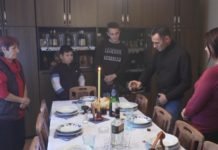 (ФОТО) ОВАКО СЕ ПРОСЛАВЉА НИКОЉДАН У СРЦУ ШУМАДИЈЕ: Таловићи у кругу најуже породице ломе славски колач (ФОТО)