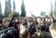 УЖИВО: Стотине свештеника СПЦ испред Скупштине; Орила се молитва (ВИДЕО)