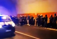 (ВИДЕО) Опште кречење у Црној Гори: Беранци у присуству полиције фарбају тунел!