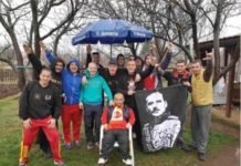 (ФОТО) ШТА БИ ЊЕГОШ РЕКАО НА ОВО: Група следбеника Крсте Зрнова поздравља нацистичким поздравом