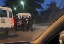 РАСУЛО У ЦРНОЈ ГОРИ: Полиција остала без горива, полицајци гурају џипове по Подгорици (ВИДЕО)