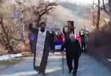 “ДЕЦО МОЈА, НАЈПРЕЧЕ СУ ВАМ СВЕТИЊЕ!“ Овај херој од 72 лета пешачио је 10 километара на челу литије за одбрану светиња у Црној Гори