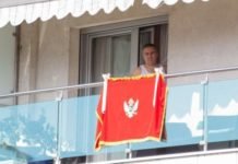 Прикљештио заставу НАТО штипаљкама: Комита Вељовић “поздравља” литију (ФОТО)