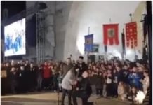 (ВИДЕО) ПРЕЛЕПА СЦЕНА ИСПРЕД ХРАМА У ПОДГОРИЦИ: Младић је пред 60.000 људи ЗАПРОСИО ИЗАБРАНИЦУ!