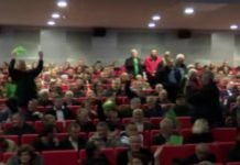 КОМИТСКИ ФИЈАСКО: Окупирали салу у Никшићу, људи мислили да је позоришна представа па улазили (ВИДЕО)