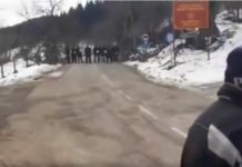 (ВИДЕО) Мештани Чајнича кренули на литију, кордон полиције им ЗАБРАНИО УЛАЗАК У ЦРНУ ГОРУ!
