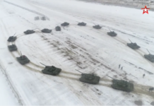 Наравно, рекла је ДА: Руски војник запросио девојку — уз помоћ тенкова (ФОТО)