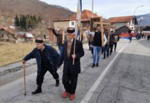 (ФОТО) Бој не бије светло оружје: Честите старине на челу литије из Мурине
