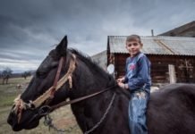 ЖИВОТ У ПЕШТЕРСKОЈ БРВНАРИ СА ЧЕТВОРО ДЕЦЕ: Kупање у кориту, прелазак 11 км до школе, чување крава и оваца – ништа им није тешко!