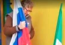 ИТАЛИЈАНИ СКЛАЊАЈУ ЗАСТАВЕ ЕУ И СТАВЉАЈУ РУСКЕ! “Хвала Путину и Русији!“ (ВИДЕО) Хвала Путину и Русији