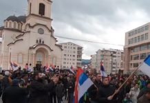 НА ХИЉАДЕ ЉУДИ СА ТРОБОЈKАМА У РУKАМА И У НАРОДНОЈ НОШЊИ: О овом снимку сви причају (ВИДЕО)