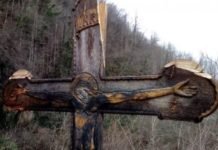 Вандали УНИШТИЛИ КРСТ код манастира Морача, мештани огорчени: Јадна част и образ Црне Горе (ФОТО)