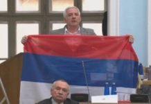 Симбол слободне Црне Горе: На седници државног парламента на Цетињу развијена ТРОБОЈКА (ФОТО/ВИДЕО)