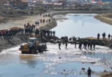 ВИДЕО: Група Албанаца багером напала припаднике КПС српске националности