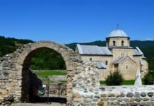 Српско средњевековно благо: Манастир Градац, ружа у Долини јоргована