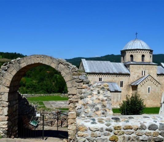 Српско средњевековно благо: Манастир Градац, ружа у Долини јоргована