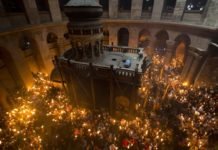 Благодатни огањ сишао у Христов гроб у Јерусалиму