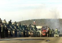 ФОТОГРАФИЈА КОЈА ЈЕ ОБИШЛА СВЕТ: Медени месец у војсци на Косову под бомбама 1999. године (ФОТО)