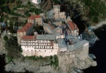 СВЕТОГОРСКИ СТАРАЦ: „Отворите цркве, спасиће нас само Господ“