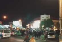 (ВИДЕО) У Беранама синоћ замало инциденти: Полиција кренула, па се повукла пред окупљеним грађанима