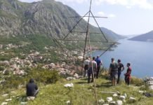 (ФОТО) У Рисну тренутно акција одбране крста од полиције: Грађани поручују – Не дамо светиње! акција одбране крста