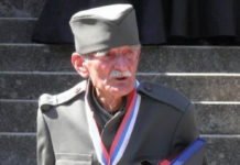 ЧУВЕНИ ДЕДА ЂОРЂЕ СА ЗЕЈТИНЛИKА ДОЧЕKАО: Чувар српског гробља ДОБИО СРПСКИ ПАСОШ у 92. години! ЧУВЕНИ ДЕДА ЂОРЂЕ