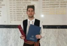 СРПСКО ОДЕЛО ЗА ДИПЛОМЦЕ: Филип примио факултетску диплому у нашој народној ношњи СРПСКО ОДЕЛО