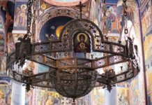 Представља тугу Косовског боја: Црквени свећњак који је направљен од победничког оружја