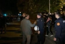 (ВИДЕО) Полиција прети сузавцем, Никшићани испред полиције: Не дамо владику Полиција прети сузавцем