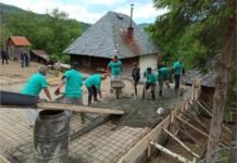 Хумани свештеник поново на делу: Граде дом за шесточлану породицу Калушевић Хумани свештеник