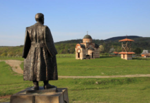 Херој одбране Кошара у име коалиције За Краљевину Србију положио венац на споменик Дражи Михаиловићу на Равној Гори
