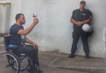 ЕПСKА СЦЕНА У БУДВИ: „Ако полиција опет крене на нас, нек ударе прво на мене!“ (ФОТО/ВИДЕО) Епска сцена