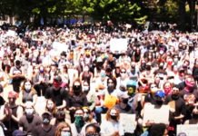 “КЛИНТОНЕ, СРБИ ПАМТЕ!“ Невероватна фотографија са протеста у Чикагу (ФОТО)