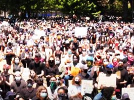 “КЛИНТОНЕ, СРБИ ПАМТЕ!“ Невероватна фотографија са протеста у Чикагу (ФОТО)