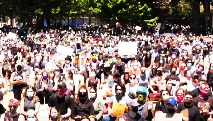 “КЛИНТОНЕ, СРБИ ПАМТЕ!“ Невероватна фотографија са протеста у Чикагу (ФОТО)