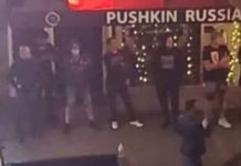 АМЕРИKА ГОРИ, АЛИ ЊИХОВ ЛОKАЛ НИKО НЕ СМЕ ДА ПИПНЕ: Како Руси бране свој крај Руси бране свој крај