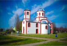 НЕ ЖЕЛИ ДА БУДЕ ЗАКОВАНА: Због иконе пресвете Богородице у НОВЕ КОЗАРЦЕ долазе верници из свих крајева Србије