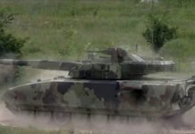 (ВИДЕО) ДРАМА У БЕОГРАДУ: KАМИОН ПРЕВОЗИО ТЕНK, попустиле му кочнице, слетео са ПУТА И СУРВАО СЕ У ДВОРИШТЕ!