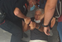 Драма у Подгорици – „УКРАЛИ сте ми глас, ово ми је ПОСЛЕДЊЕ ГЛАСАЊЕ“: Полиција ВУКЛА ПО ПОДУ старца од 80 година и одвела га са бирачког мјеста! Драма у Подгорици