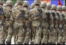 Капетан и 10 војника демонстративно предали оружје и отишли у Никшић да гласају