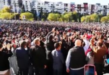 БИБЛИЈСКЕ СЦЕНЕ ЗА ИСТОРИЈУ: Хиљаде људи у Подгорици на коленима дочекало митрополита Амфилохија! (ВИДЕО) БИБЛИЈСКЕ СЦЕНЕ