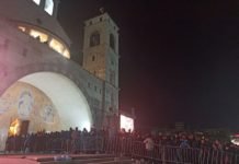 Чекају да добију последњи благослов: Колона верника и даље испред Храма