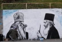 Владика Амфилохије и Патријарх Павле красе зид у Миријеву: Величанствен мурал двојице великана Величанствен мурал