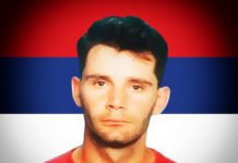 Погледајте ретку фотографију на којој се види Мићо Влаховић, велики српски јунак како прима освештану заставу своје јединице! (ФОТО)